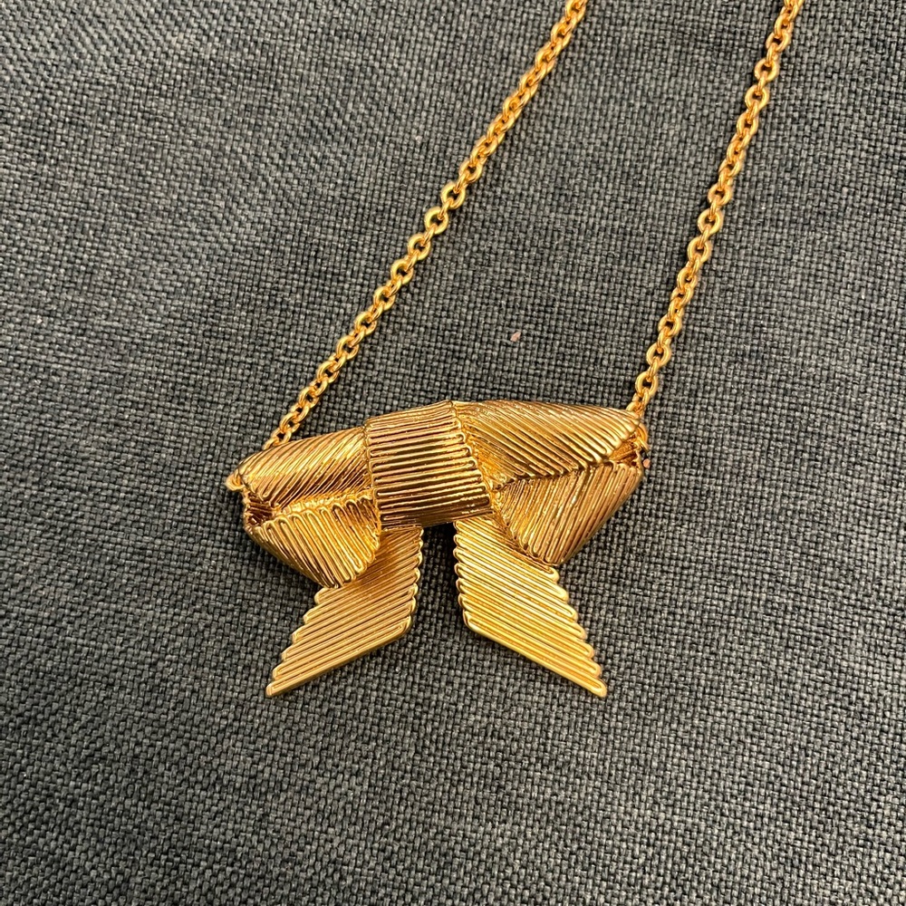 Kate Spade All Wrapped Up Bow Gold Necklace NWT Oversized chain adjusted